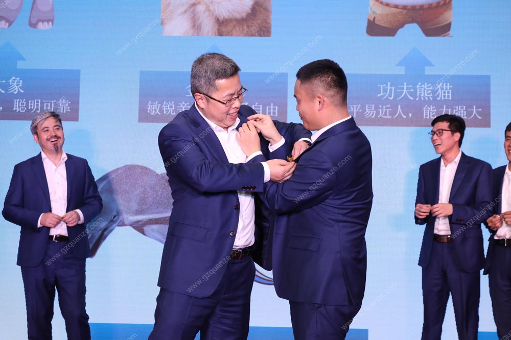 互相佩戴獎牌